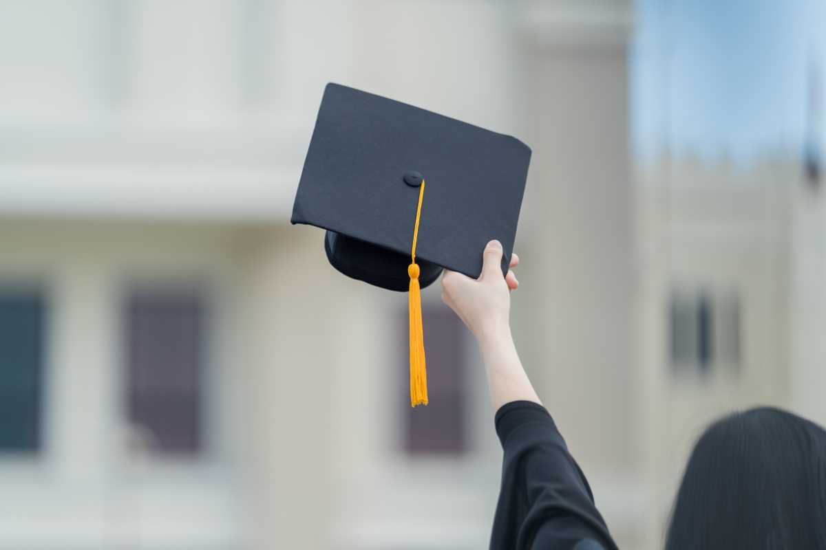 How to Choose Between a Bachelor’s Degree and an Associate’s Degree
